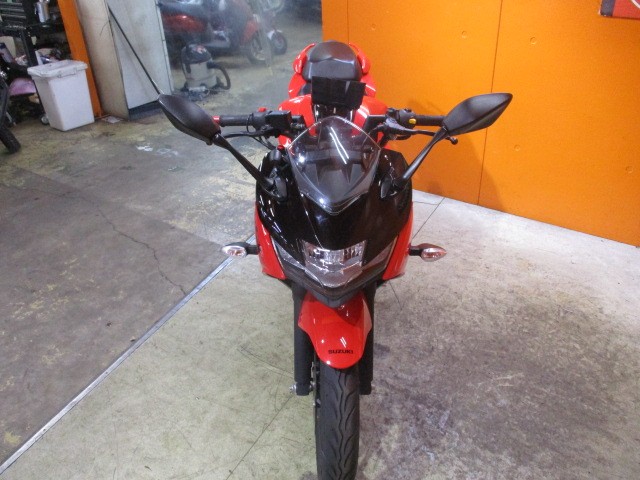 フロントから見てもこの通り状態グッド！ヘッドライトも現行モデルは純正でＬＥＤ！かっこいいですよね！！